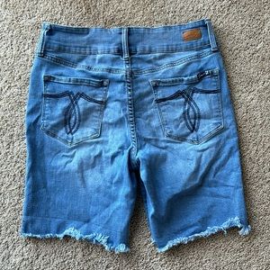Seven7 Tummyless Mid Rise Bermuda Jean Shorts With Embroidered Pocket Size 10
